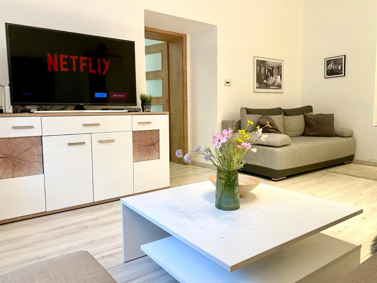 James Bond Apartment Old Town Bratislava Esterno foto