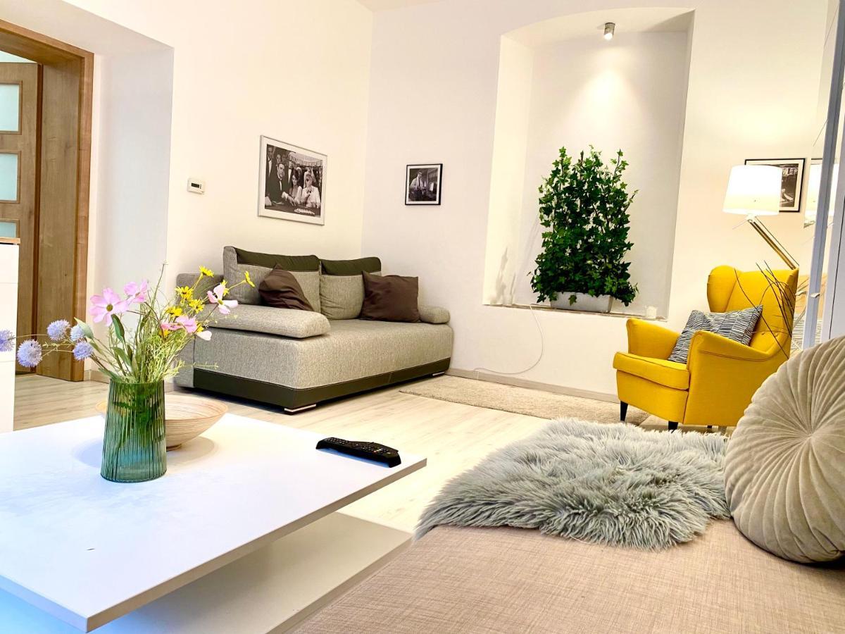 James Bond Apartment Old Town Bratislava Esterno foto