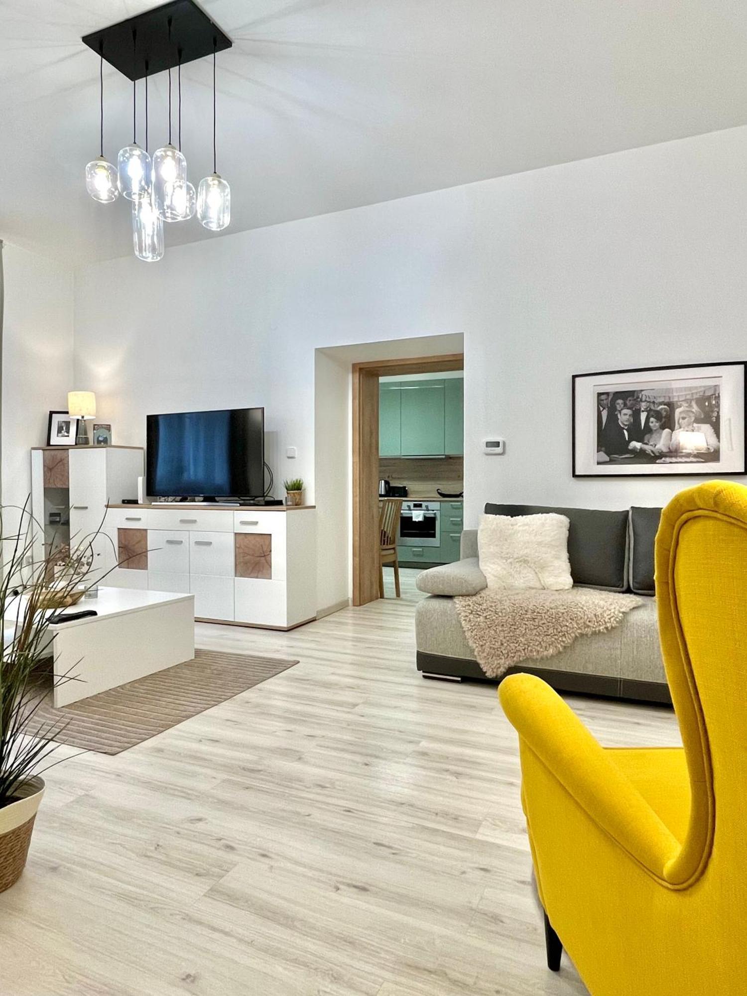 James Bond Apartment Old Town Bratislava Esterno foto
