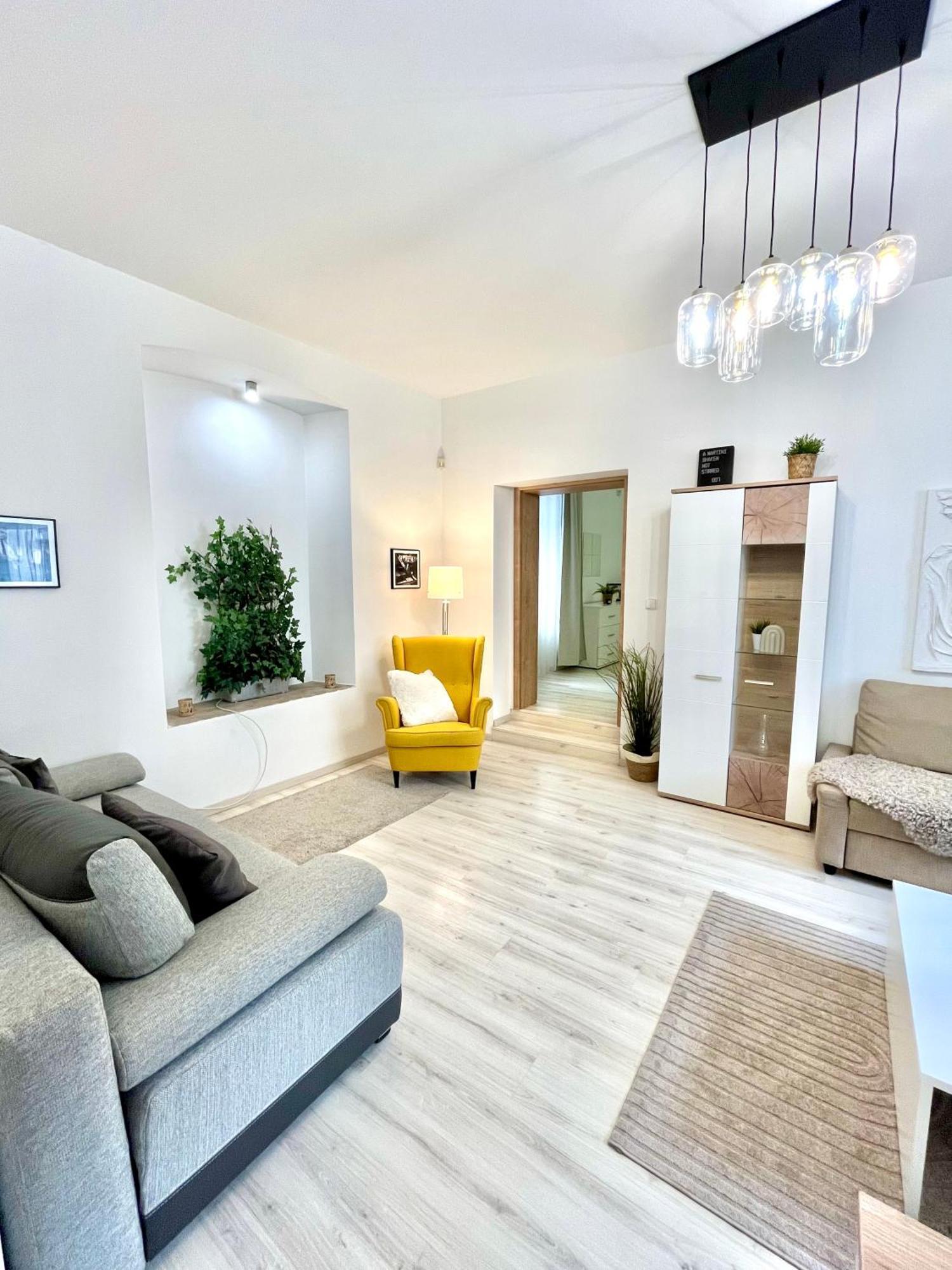 James Bond Apartment Old Town Bratislava Esterno foto
