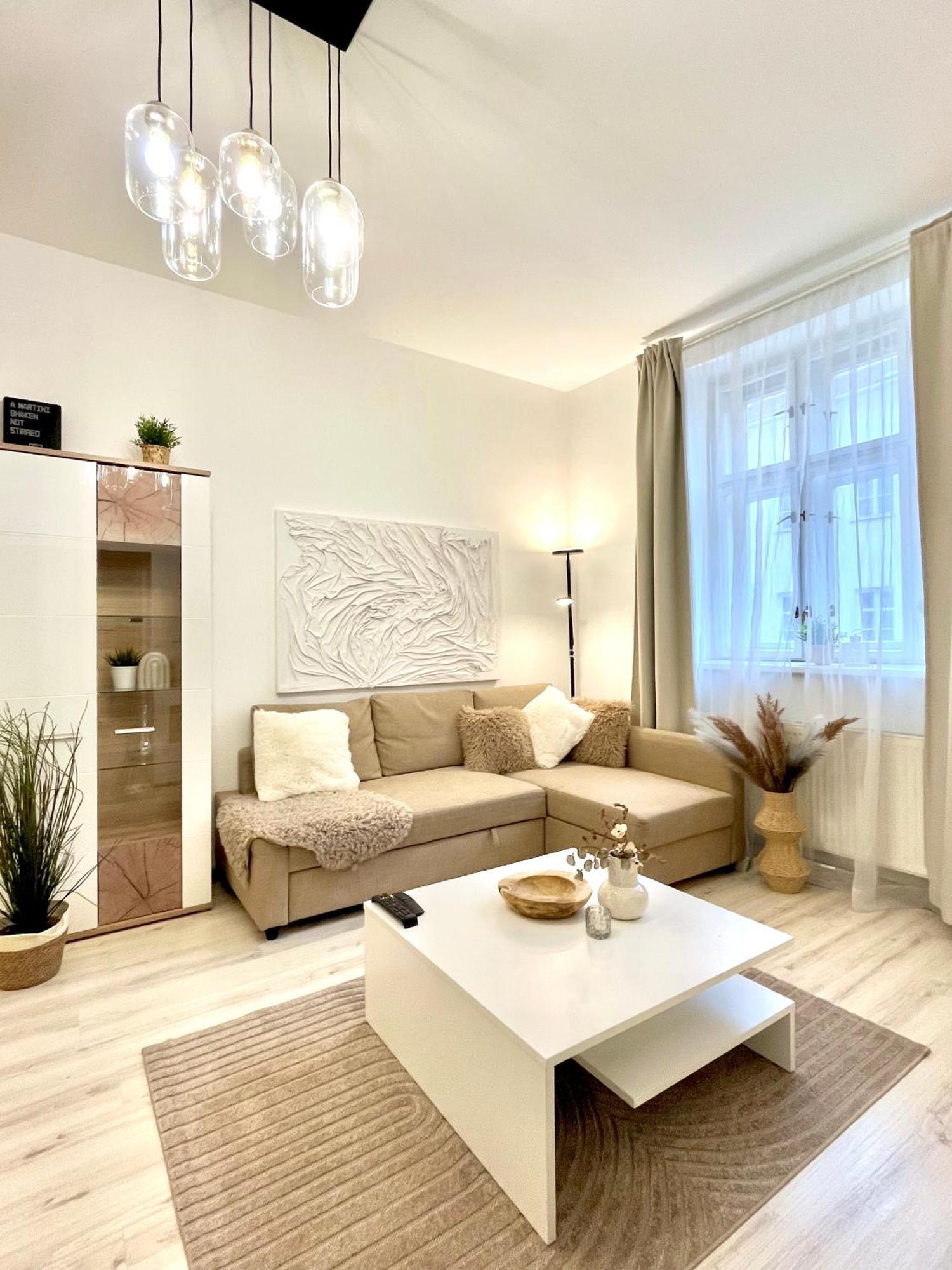 James Bond Apartment Old Town Bratislava Esterno foto