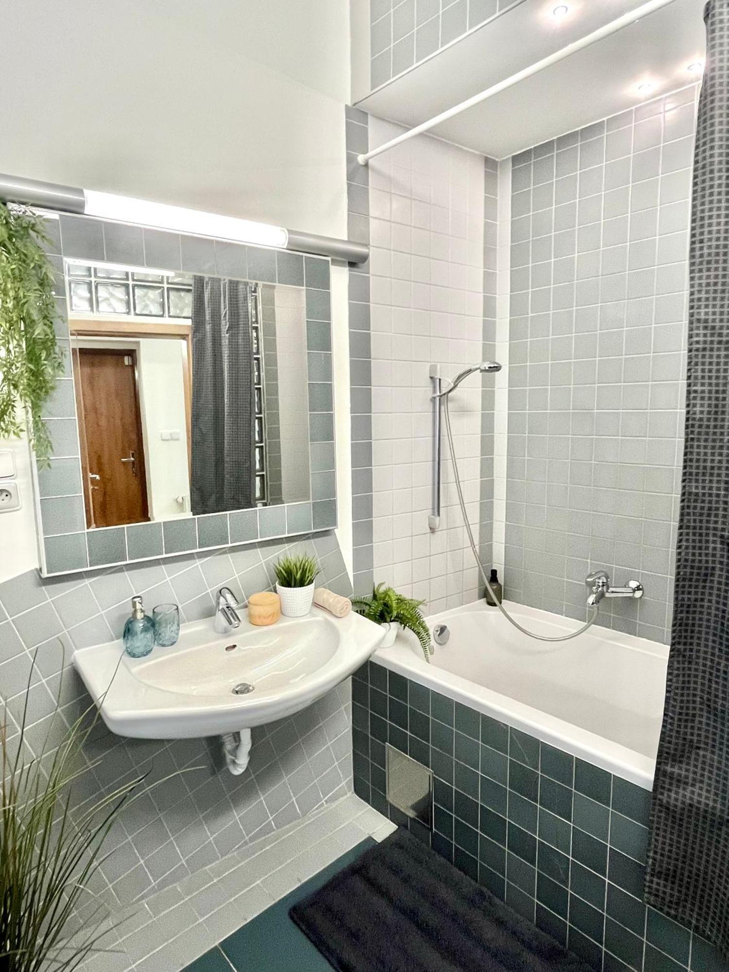 James Bond Apartment Old Town Bratislava Esterno foto