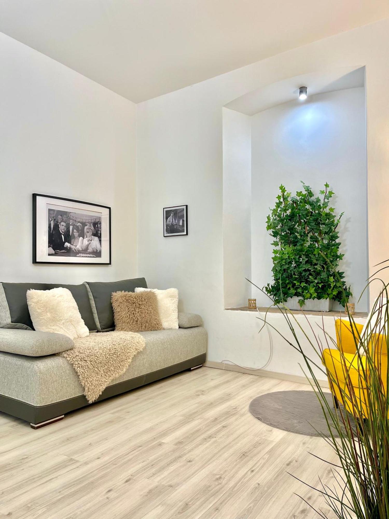 James Bond Apartment Old Town Bratislava Esterno foto