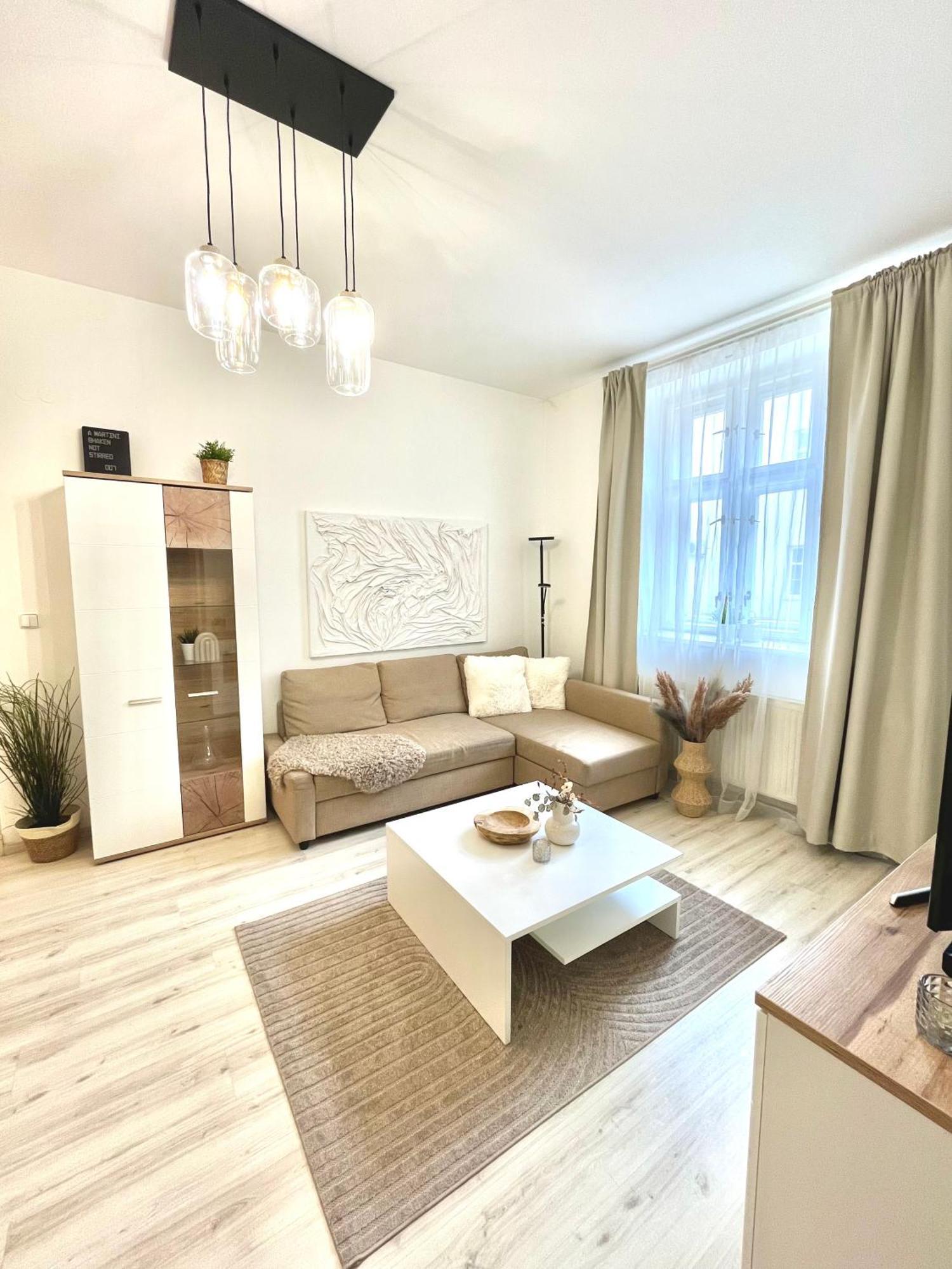 James Bond Apartment Old Town Bratislava Esterno foto