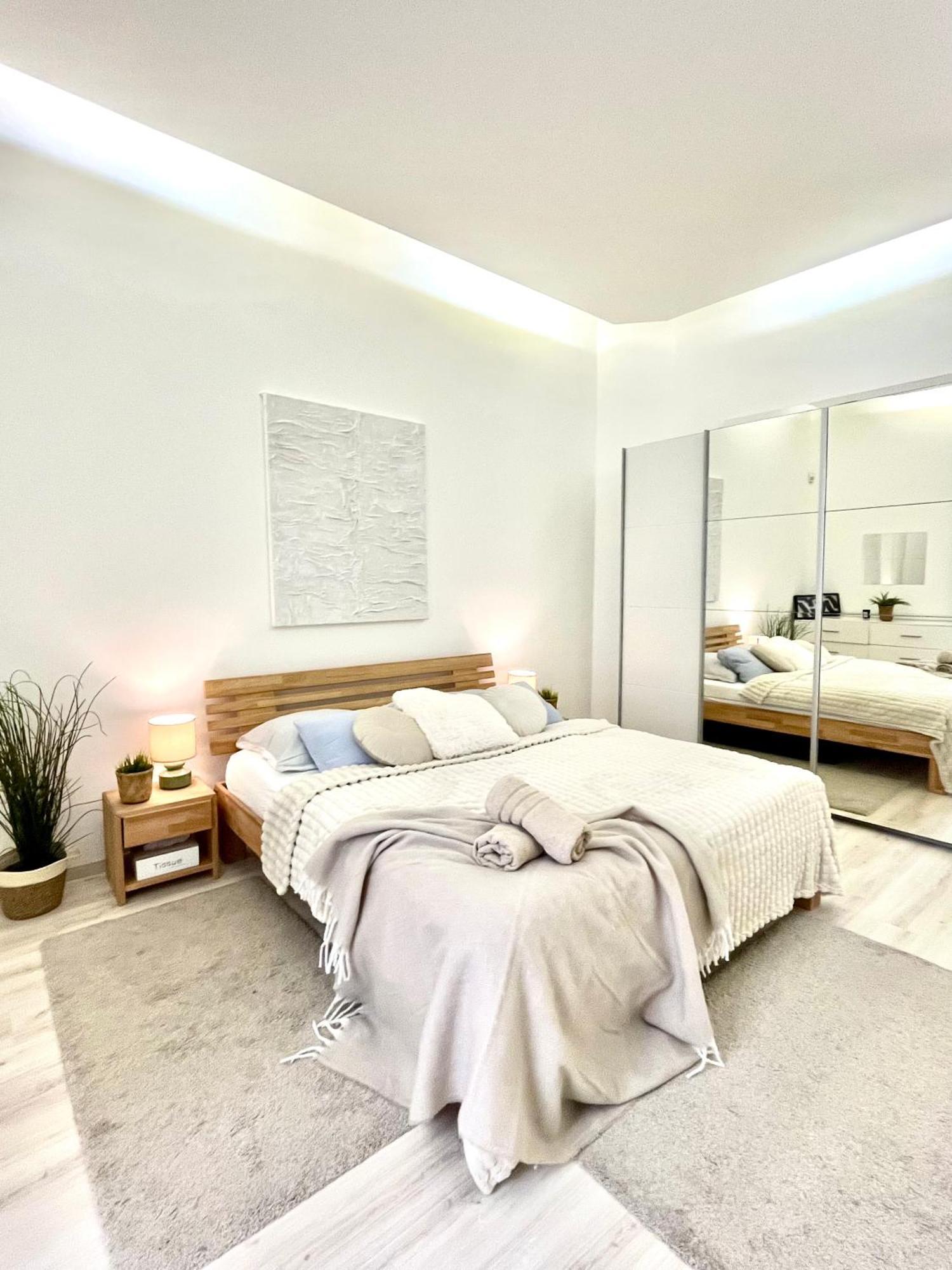 James Bond Apartment Old Town Bratislava Esterno foto