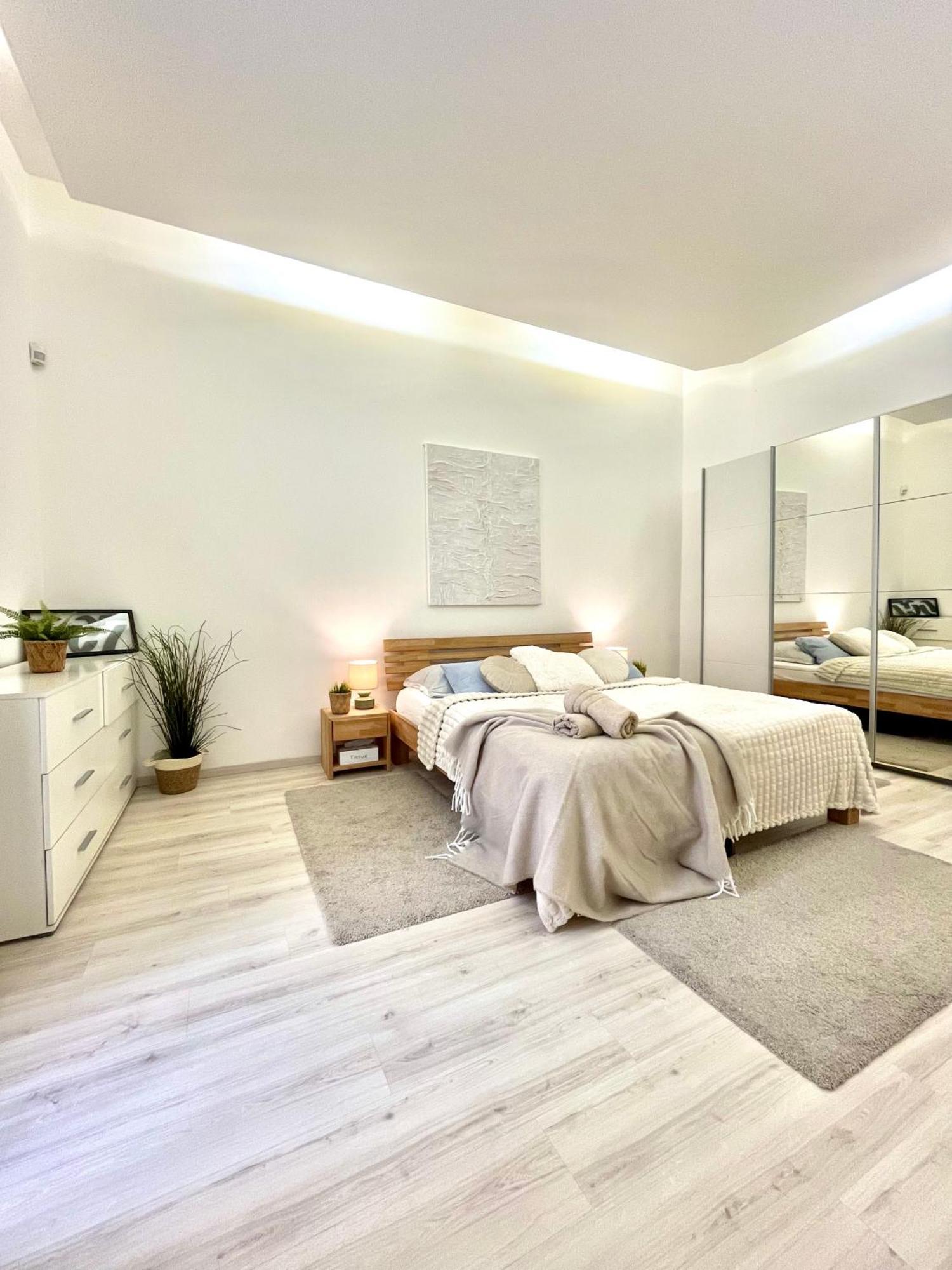 James Bond Apartment Old Town Bratislava Esterno foto