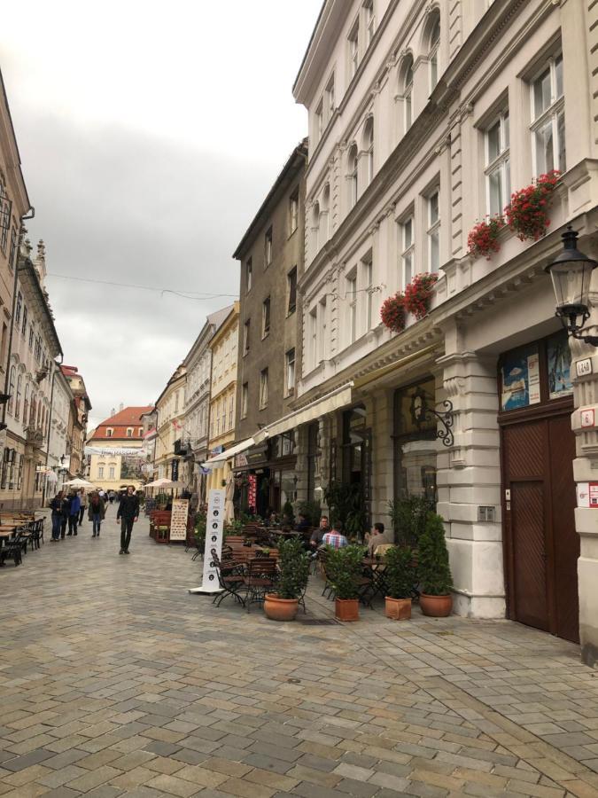 James Bond Apartment Old Town Bratislava Esterno foto